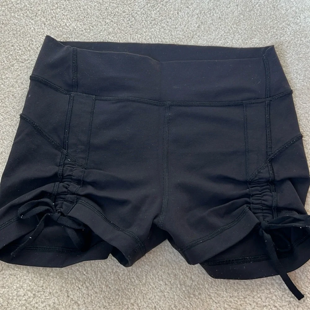 Lululemon yoga shorts in black size 2 - Picture 1 of 3